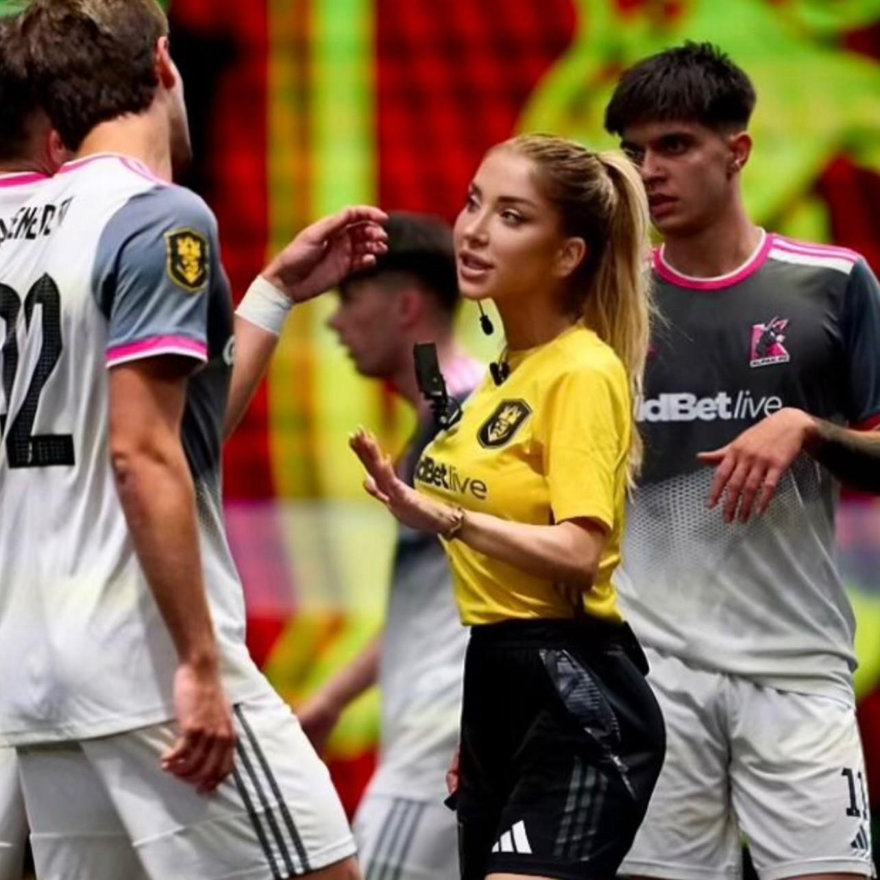 执法女足世, 在球场上